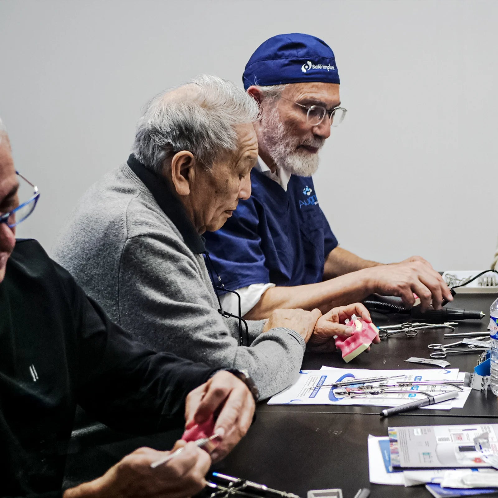 Formation en greffe osseuse et soulevé de sinus minimalement invasif pour dentistes – Lyon le 18 juin et Paris le 19 juin 2025 – Découvrez les kits ASSEK pour le soulevé de sinus par voie crestale et Augma pour le comblement osseux – démonstration pratique et étude de cas cliniques sur la greffe osseuse et l’élévation sinusienne sans risque de perforation.