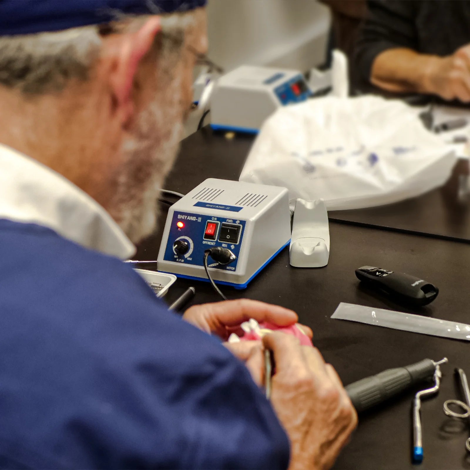 Formation en greffe osseuse et soulevé de sinus minimalement invasif pour dentistes – Lyon le 18 juin et Paris le 19 juin 2025 – Découvrez les kits ASSEK pour le soulevé de sinus par voie crestale et Augma pour le comblement osseux – démonstration pratique et étude de cas cliniques sur la greffe osseuse et l’élévation sinusienne sans risque de perforation.